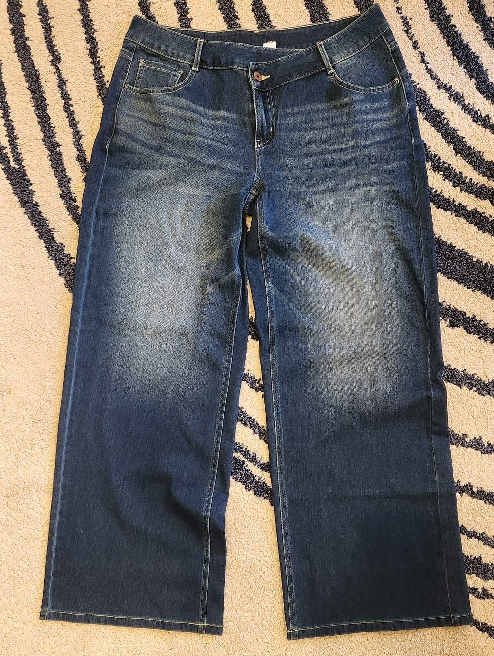 HALARA - NWOT - Denim / Asymmetrical Waistband, Wide Leg Jeans L Tall